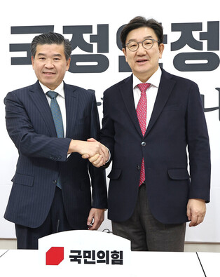 Ruling party's whip meets AMCHAM chief