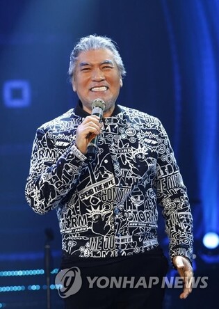 나훈아, 고별 무대서 정치권 비판…'왼팔' 보며 "니는 잘했나"