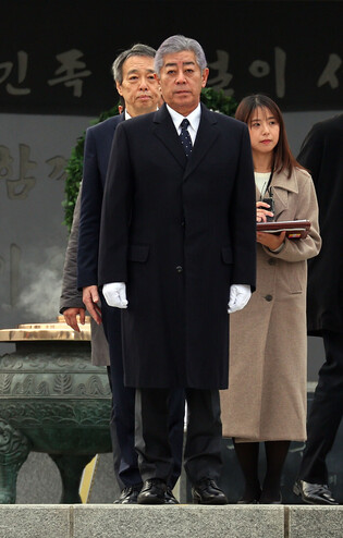 Japanese foreign minister honors war dead in Seoul