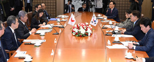 Parliamentary leader meets Japanese FM