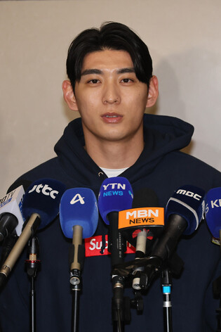 Giants outfielder Lee Jung-hoo leaves for U.S.