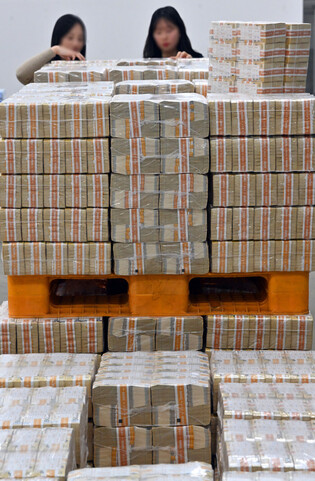 Central bank supplies cash to meet holiday demand