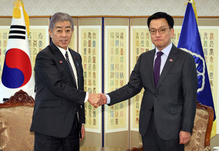 Acting president meets Japanese FM