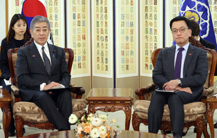Acting president meets Japanese FM