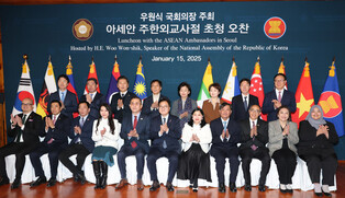 Parliamentary leader meets ASEAN envoys