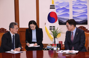 Parliamentary leader meets acting U.S. envoy