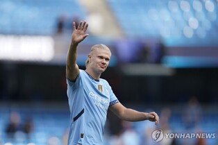 '괴물 공격수' 홀란, 맨시티와 9년 반 연장 계약…2034년까지