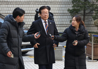 Opposition leader at court