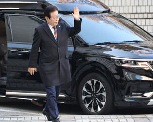 Opposition leader at court