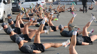 Navy deep-sea divers' winter drills