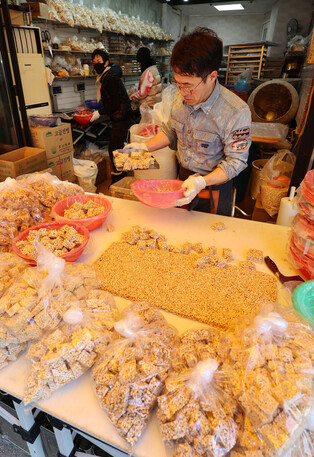 Making Korean sweet rice puffs ahead of holiday