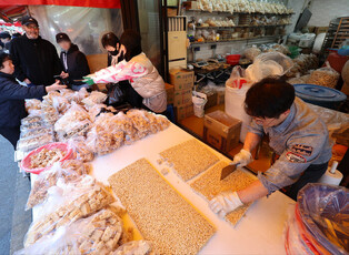 Making Korean sweet rice puffs ahead of holiday