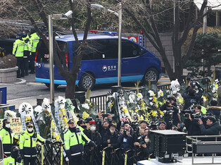 Yoon attends court hearing on formal arrest warrant