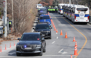 Yoon attends court hearing on formal arrest warrant