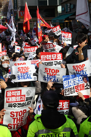 Yoon's supporters rally outside Seoul court