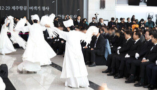 Joint memorial ceremony for plane crash victims