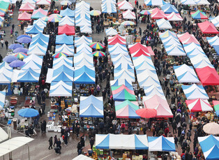 Busy market ahead of Lunar New Year