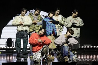 '변화무쌍 매력' JYP 신인 킥플립…"K팝 슈퍼루키 되겠다"