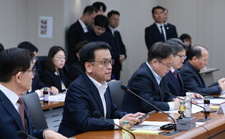 Acting President Choi attends policy meeting