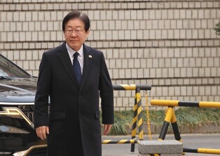 Opposition leader at court