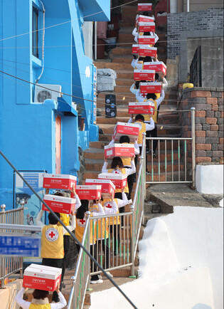 Relief group delivers goods for holiday