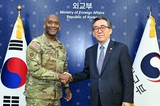 Foreign minister meets new USFK chief