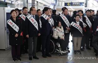 여야, 설 귀성 인사…"민생 더 꼼꼼히" "희망 주는 정치"(종합)