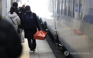 동대구역 귀성객 등으로 북적…역귀성객도 눈길(종합)