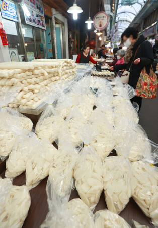 Sales of Korean rice cake ahead of holiday
