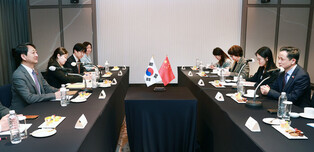 Industry minister meets China's top envoy