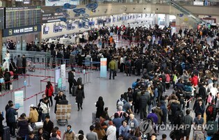 긴 설 연휴 해외로…김해국제공항 새벽부터 '북새통'