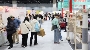 Pet lovers at cat fair