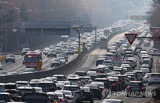 Traffic heavy on highways on final day of extended Lunar New Year holiday