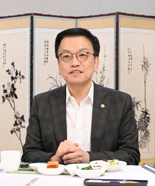 Acting president meets exporters