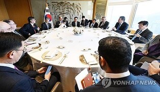 Choi promotes S. Korea's defense, nuclear energy products in meeting with ambassadors