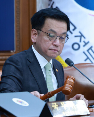 Acting president attends Cabinet meeting