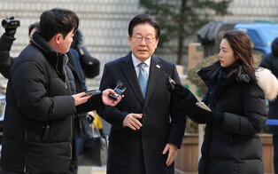 Opposition leader at court