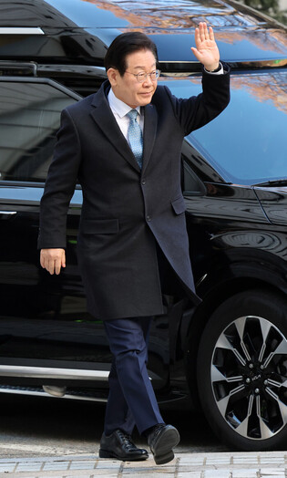 Opposition leader at court