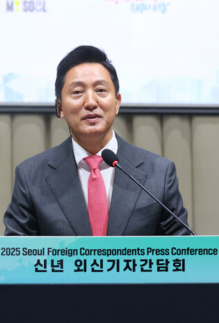 Seoul mayor meets foreign correspondents
