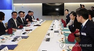 Choi vows support for young entrepreneurs in emerging industries