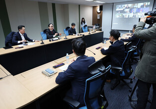 Trade minister meets commercial attaches