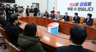 Ruling party officials meet plane crash victims' bereaved families