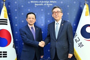 Foreign minister meets Chinese envoy