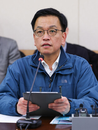 Acting president visits market