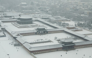 Gyeongbok Palace covered in snow