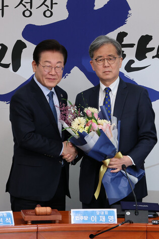 Opposition leader picks aide for diplomacy, security affairs