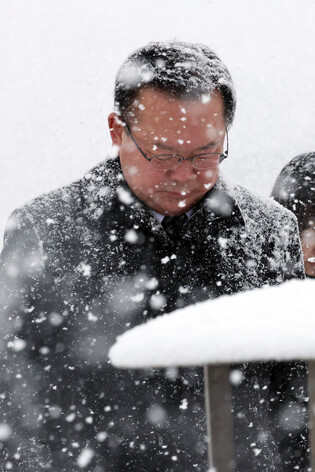 Ex-PM Kim Boo-kyum honors late pro-democracy fighters