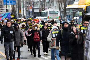 Protesters opposing impeachment of Yoon