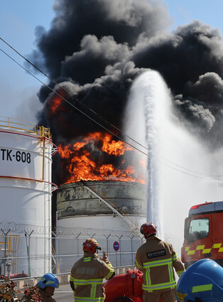 Explosion at oil storage tank