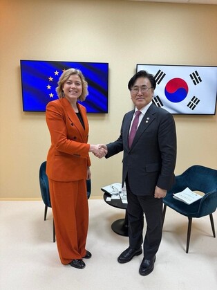 S. Korean science minister meets EU's executive vice president